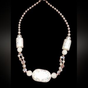 Elegant Mother of Pearl necklace EUC